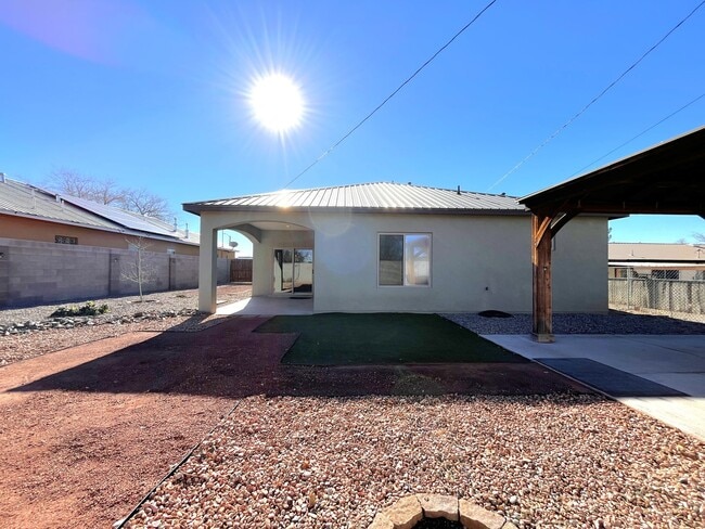 Building Photo - Lovely 3 Bedroom 2 Bathroom Home In NE ABQ!