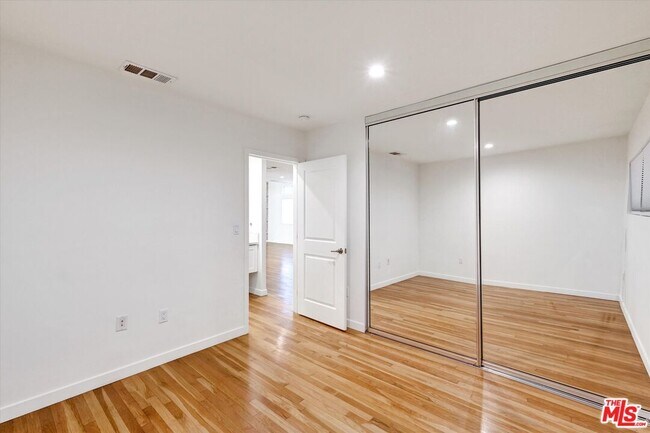 Building Photo - 5400 W 82nd St