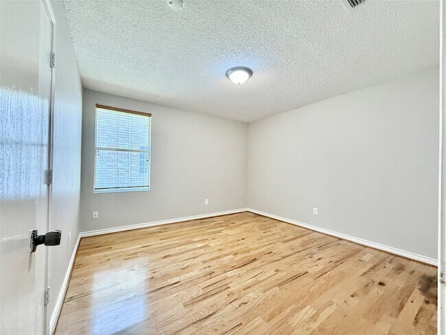 Building Photo - 1620 Flagstone Ln