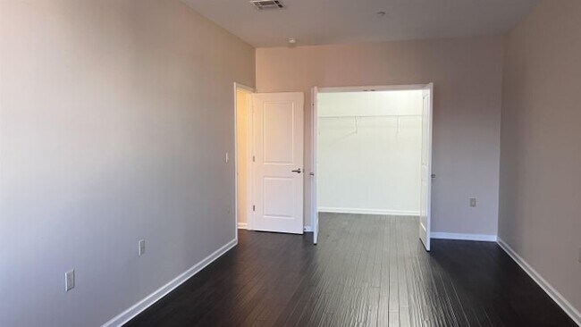 Building Photo - 1209 Summit Ave