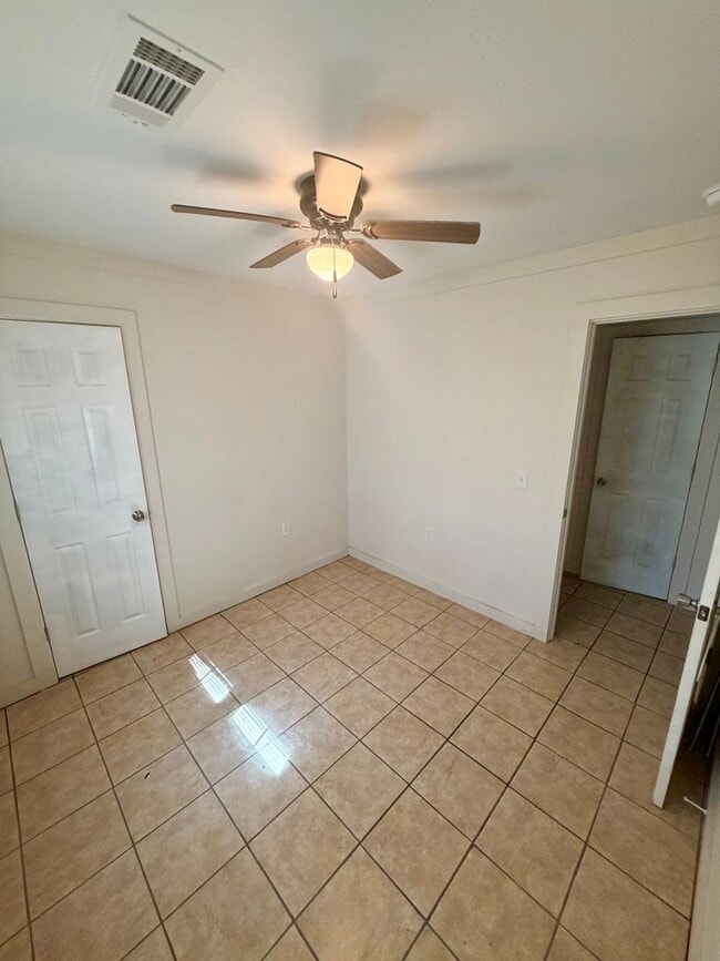 Building Photo - 3 Bed 1 Bath Brick Home