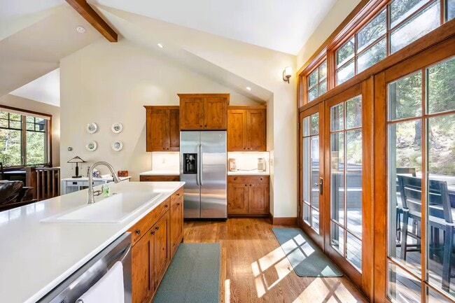 Building Photo - 738 Skyline Dr