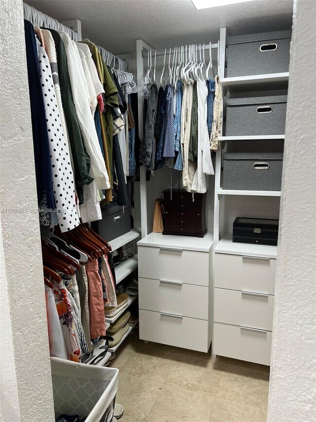 Building Photo - 13715 Kendale Lakes Cir