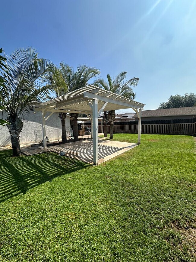 Building Photo - Beautifully landscaped 3BR/2BA house in La...
