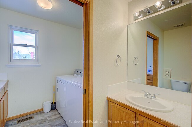 Building Photo - Evolve Real Estate: Gorgeous Single Family House is Available for Immediate Move-in!