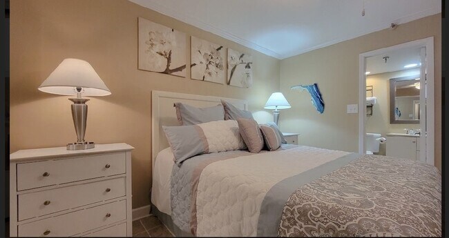 Building Photo - Views! Gorgeous, upgraded penthouse condo at The Breakers