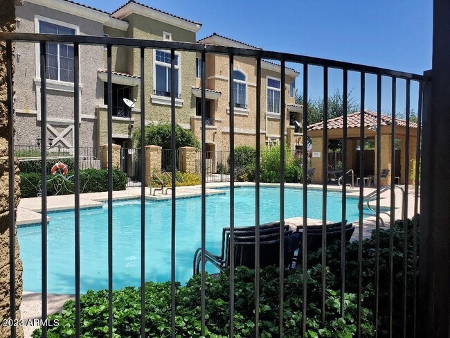 Building Photo - 2450 W Glenrosa Ave