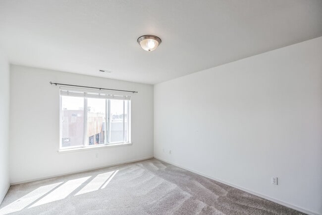 Building Photo - 1050 SE Alika Ave