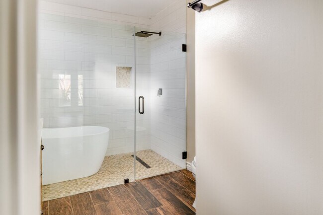 Building Photo - Beautifully Remodeled 4 Bed / 2 Bath Home in Prime Inglewood — Detached Garage + Spacious Yard