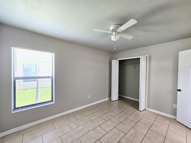 Building Photo - Like New  3 bedroom, 2bath 1 car garage