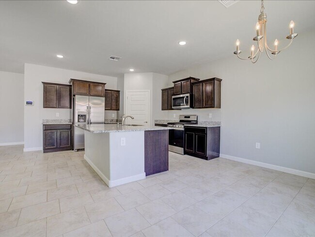 Building Photo - Corona de Tucson 4 Bedroom 2 Bathroom