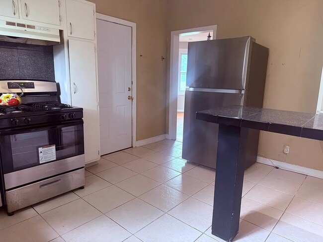 Building Photo - 285 Richard St