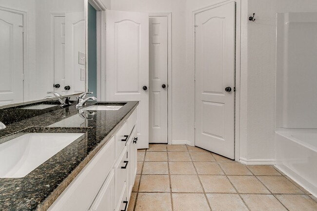 Building Photo - Great Freshly updated 3 bed 2 bath!