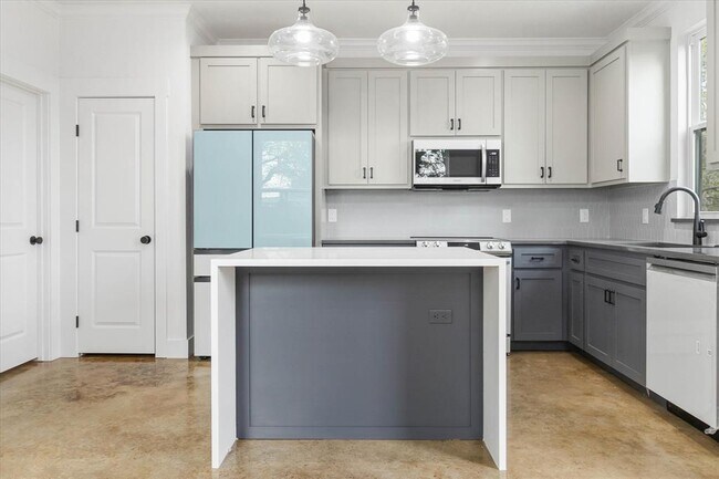 Building Photo - 114 Shady Bluff Dr