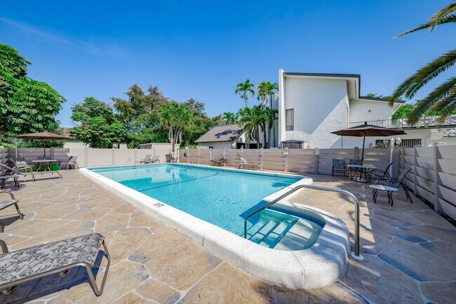 Building Photo - 9101 Jacaranda Ln