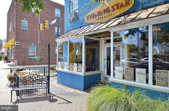 Building Photo - 214 E Monroe Ave