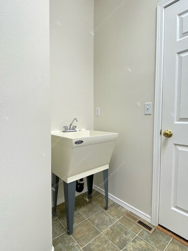 Building Photo - Beautiful, updated 3 BR on westside close to tons of recreation!
