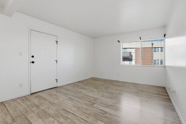 Building Photo - $1,295.95- 1 Bed, 1 Bath Condo in Denver with In Unit Washer/Dryer and Central AC!