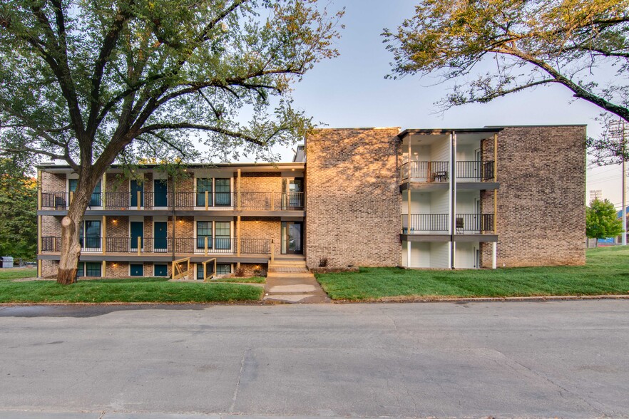 Primary Photo - Jayhawk Apartments