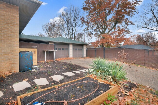 Building Photo - Charming 2-Bedroom Home with Bonus Space & Fenced Yard – Just Off Prospect Ave!