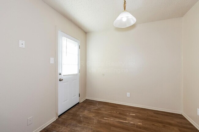 Building Photo - 5931 Shadydell Dr