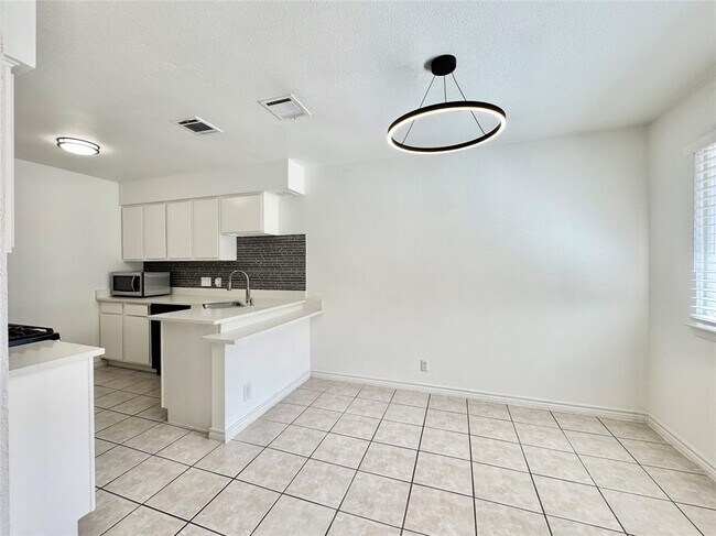 Building Photo - 1423 W Braker Ln