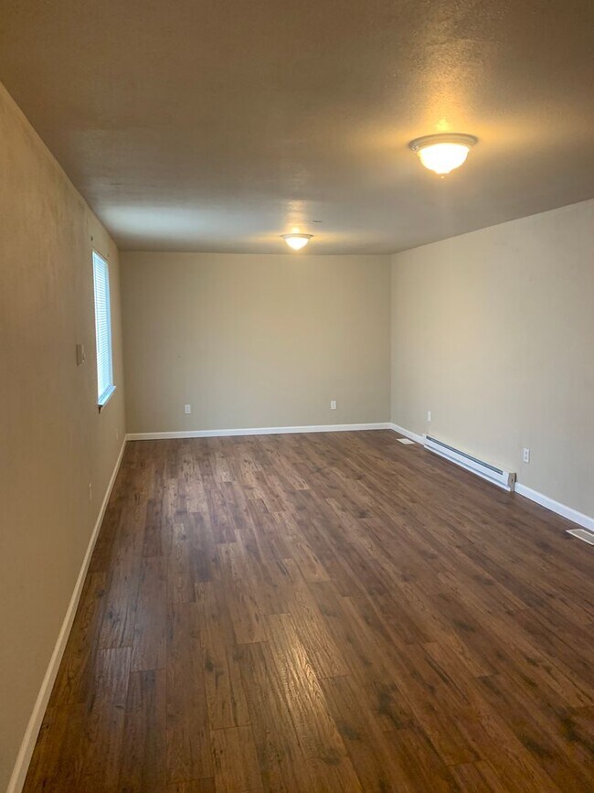 Building Photo - Spacious rambler