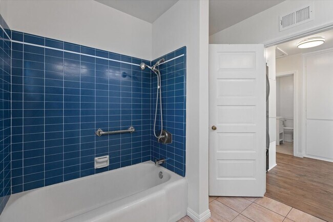 Building Photo - 336 W Hillcrest Blvd