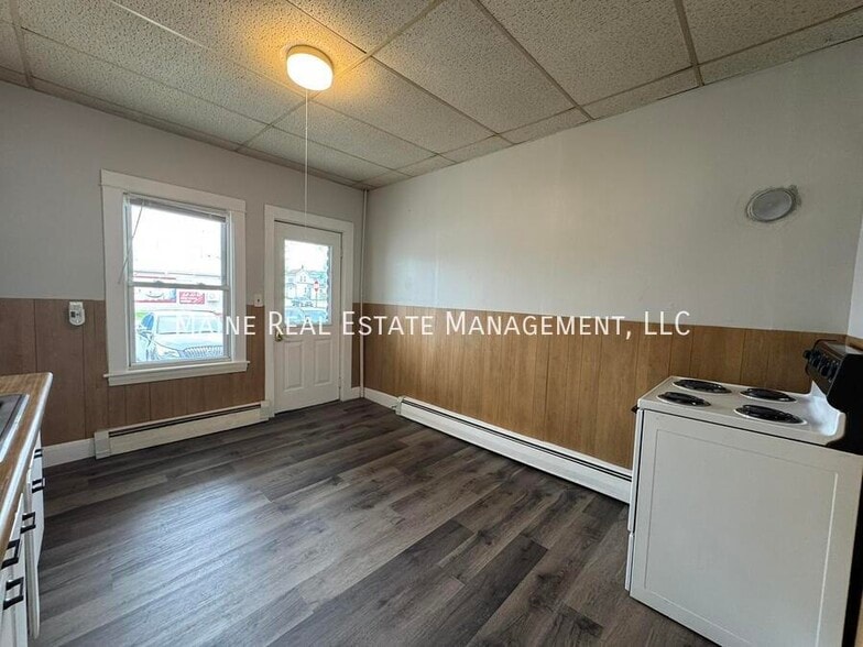 Building Photo - 172 College Ave