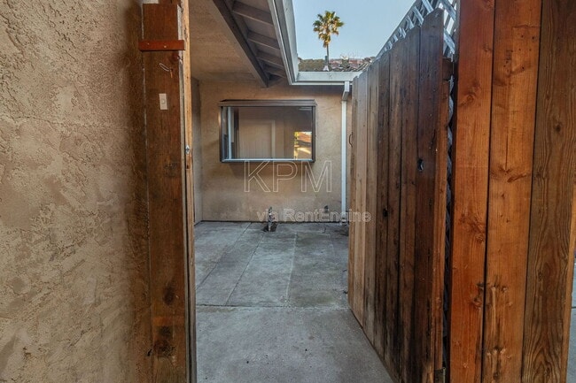 Building Photo - 7409 Village Green Dr