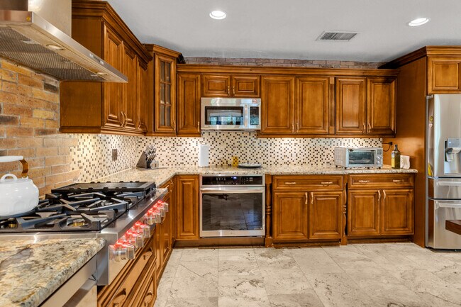 Building Photo - 13400 N Calusa Club Dr