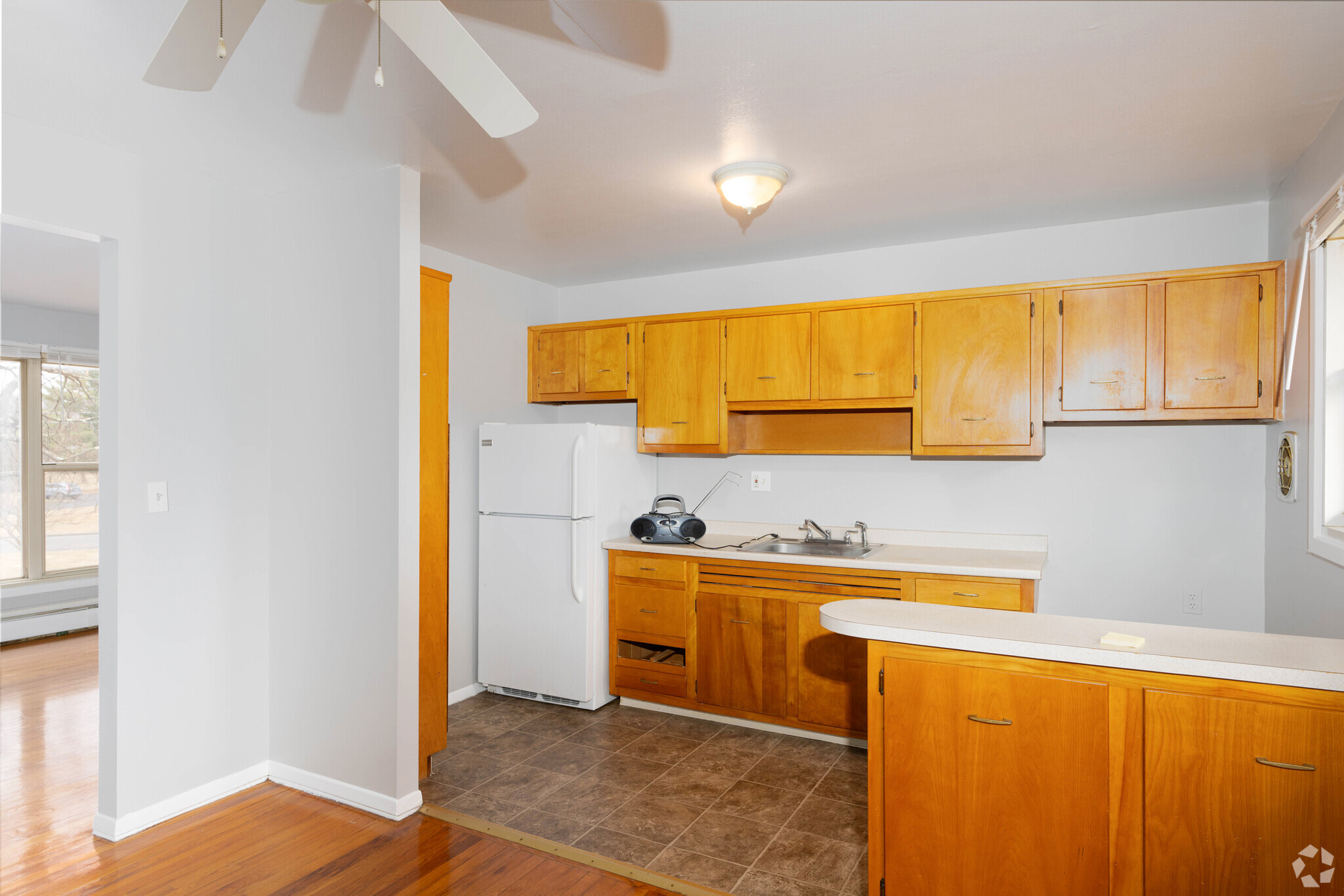 2BR, 1BA - 980SF - Kitchen - Manor House Apartments