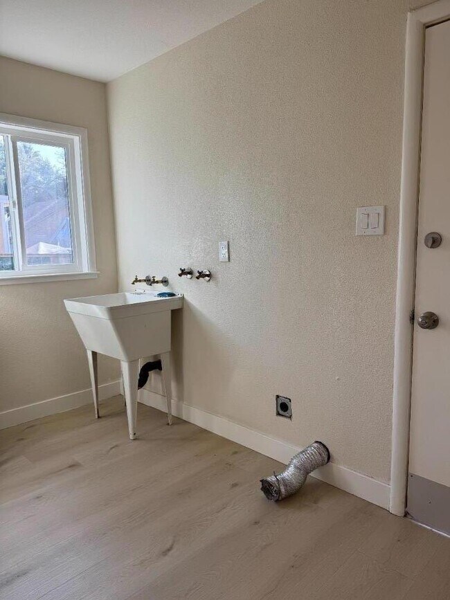 Building Photo - 277 Kirk Ave