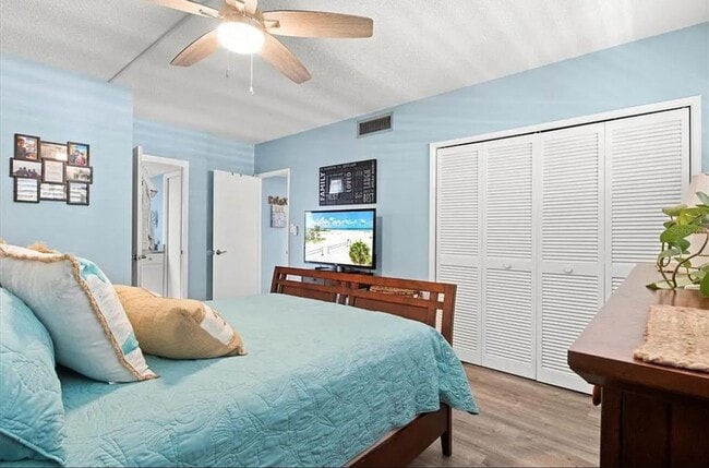 Building Photo - Annual OR Seasonal turnkey FURNISHED 2/2 ground floor condo with golf course and water views