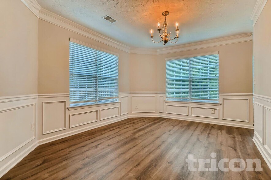 Building Photo - 10 St Charles Pl