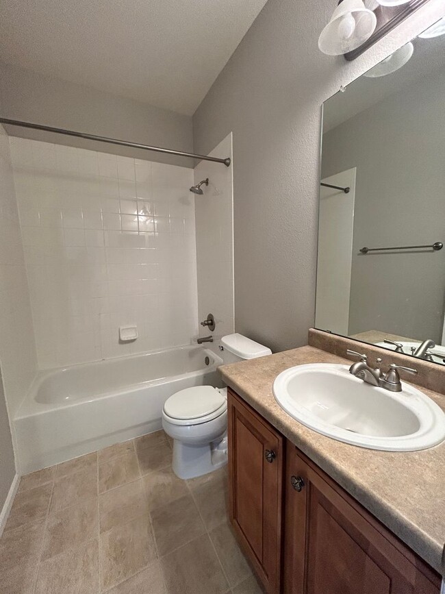 Building Photo - Well Maintained Townhouse in Highlands Ranch