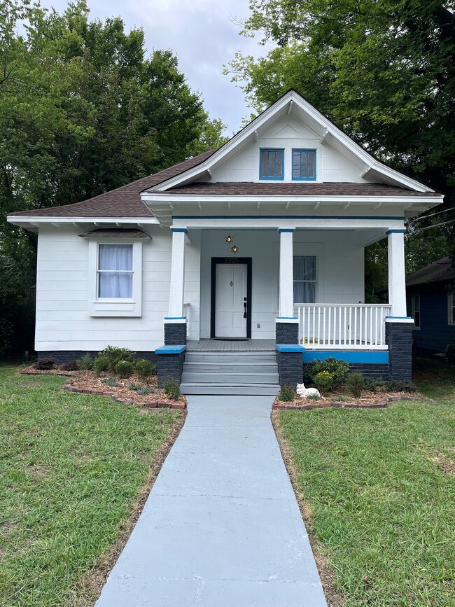 Building Photo - 2205 Kirby Ave