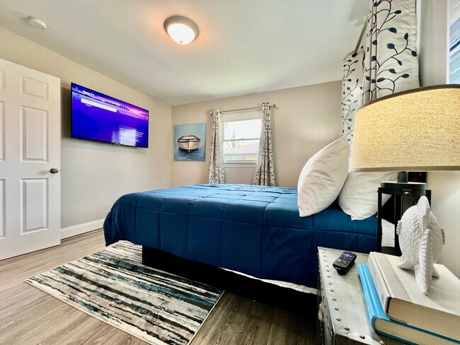 Building Photo - Newly remodeled, furnished home Trenton, Ohio