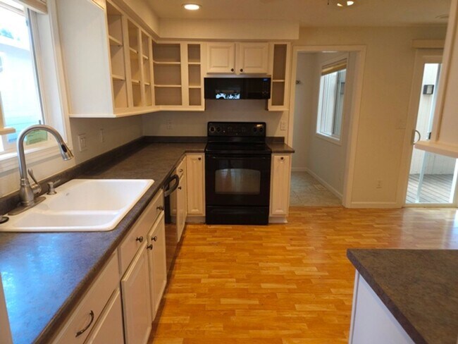 Building Photo - 3Bd/2Ba Single Story Home-Available soon!