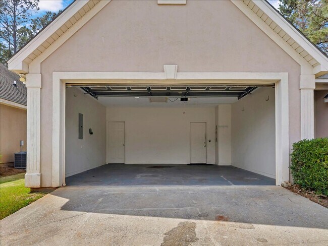 Building Photo - Country Club Living