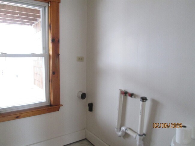 Building Photo - 38 Forest St