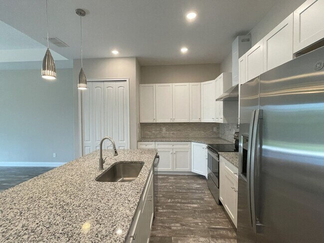 Building Photo - Lovely and Unique Custom-built Duplex Avai...