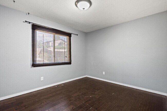 Building Photo - "Spacious 5-Bedroom Haven with 3 Full Bath...