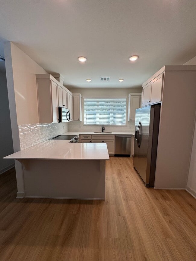 Building Photo - 3 Bed | 2 Bath Luxury Duplex | Move-in pro...