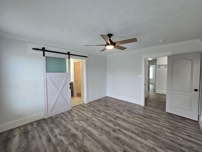Building Photo - "Charming 3-Bedroom Retreat with Granite Finishes & Cozy Fireplace in Jacksonville!"