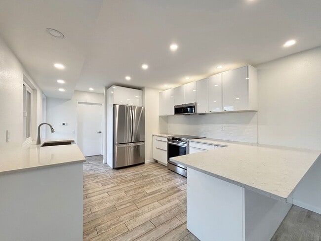 Building Photo - Beautiful 3BD/2.5BA Condo Located in Unive...