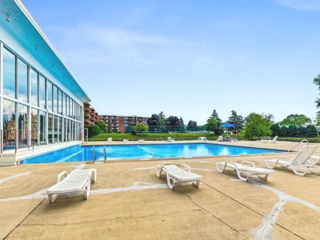 Building Photo - 16 E Old Willow Rd