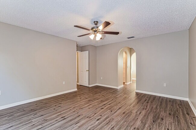 Building Photo - 117 Sterling Pine St