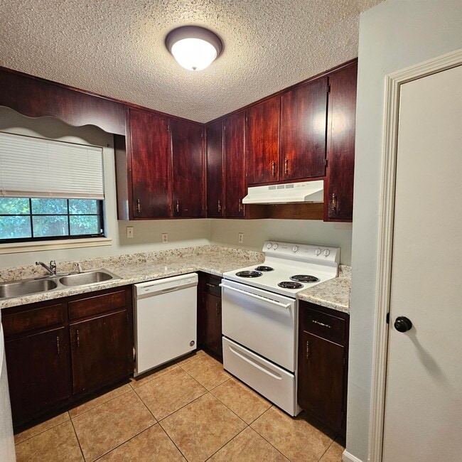 Building Photo - 3701 Donovan Dr
