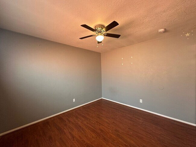 Building Photo - Beautiful 2B 1BA Condo w/ Reserved Parking...